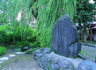 芭蕉の句碑と柳の清水跡 （市指定史跡）