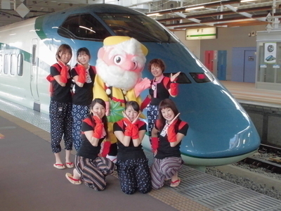 山形新幹線「とれいゆ」に乗車するガールズの画像