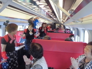 新幹線の中で踊るガールズたちの画像