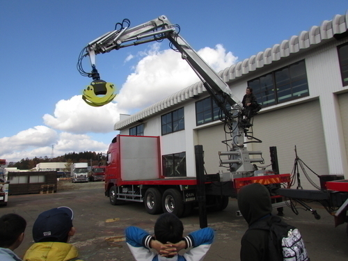 小学生がフルトレーラー製造工場へ潜入の画像