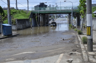 8.5金沢地内高架橋下浸水現場の画像
