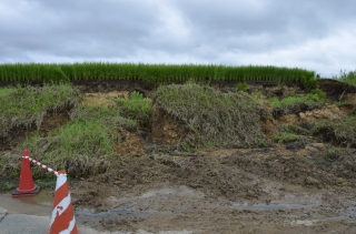 8.5泉ヶ丘地内田んぼ崩落現場の画像