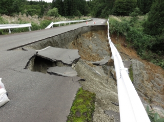 8.31市道上山屋亀割の道路崩壊現場の画像