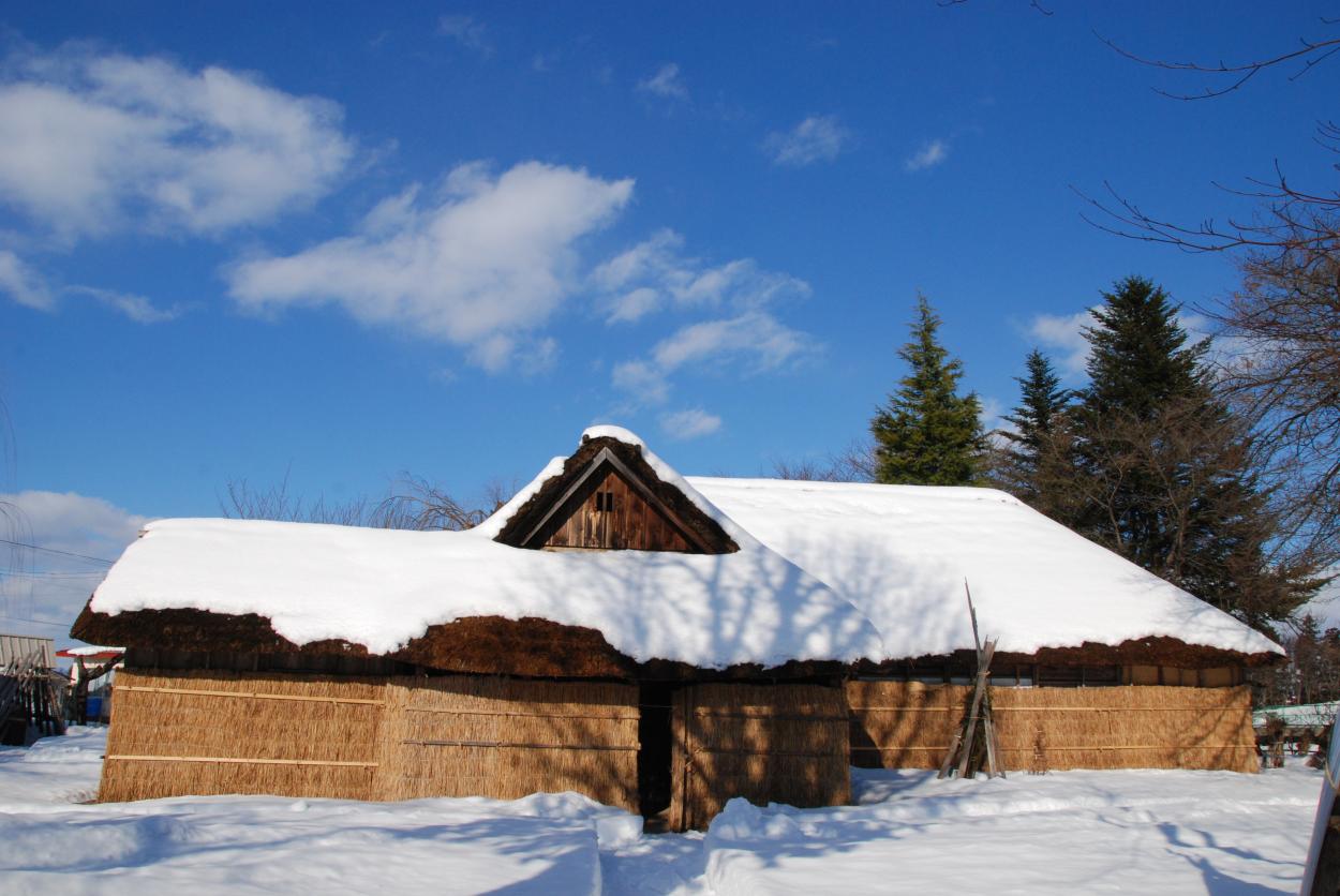 矢作家のかやぶきと雪の画像